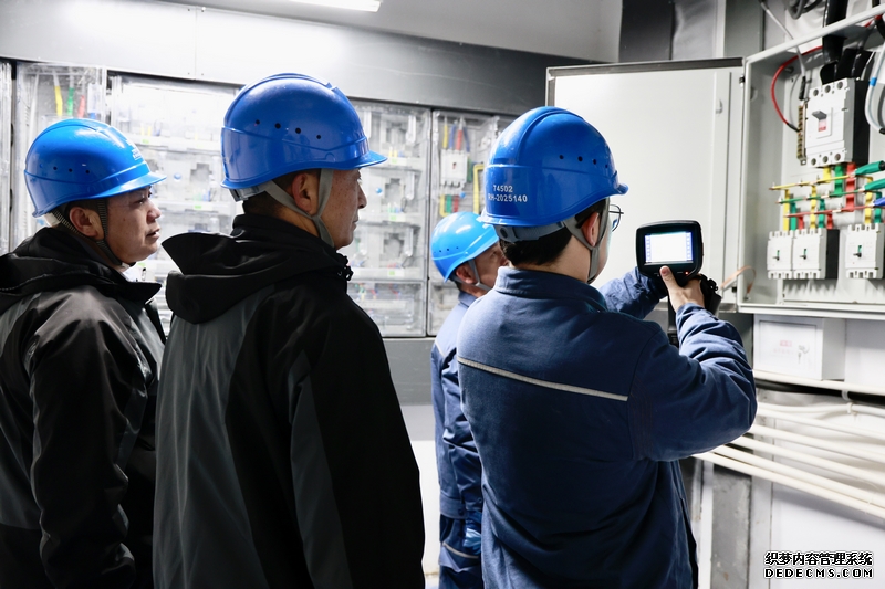 工作人员深入居民小区配电间、电井房等重要电力设施地点进行细致测量。