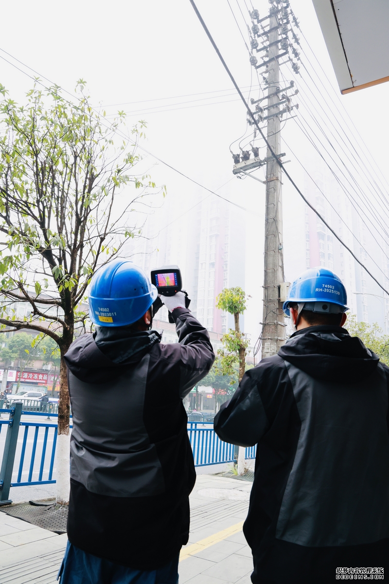 仁怀供电局城区供电所营配综合中级作业员罗登朗正用红外测温仪对辖区内配电线路测温检查。