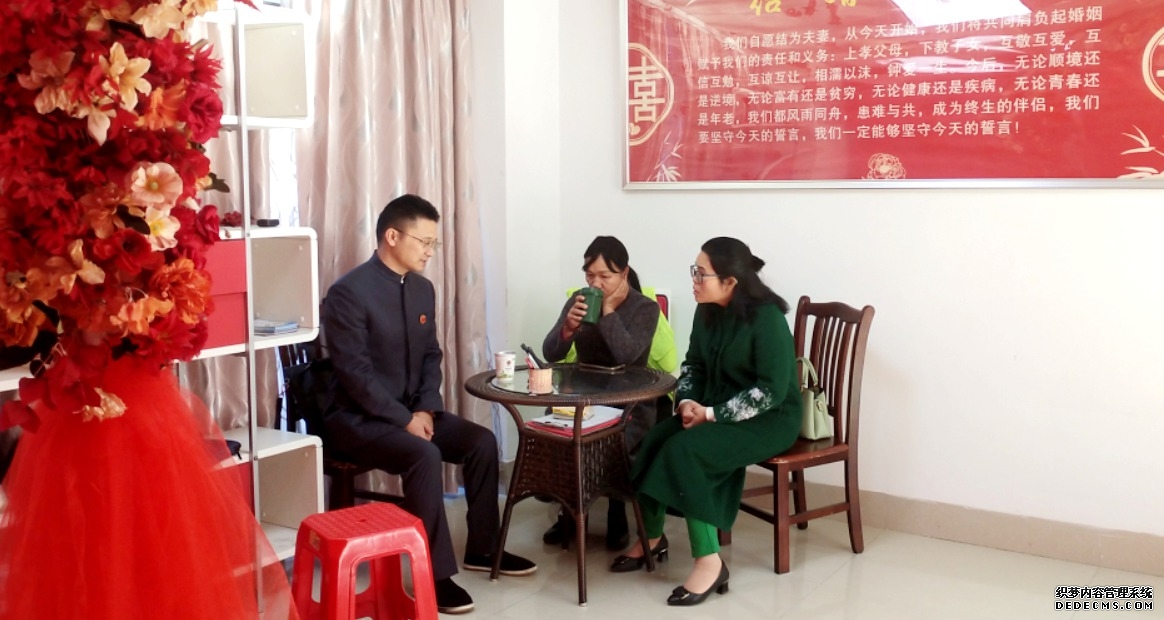 服务站党员曾钰恒(左一)接待群众来访咨询。郑旭红摄