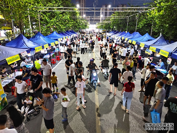 扶绥县举行零工夜市招牌活动。扶绥县融媒体中心供图