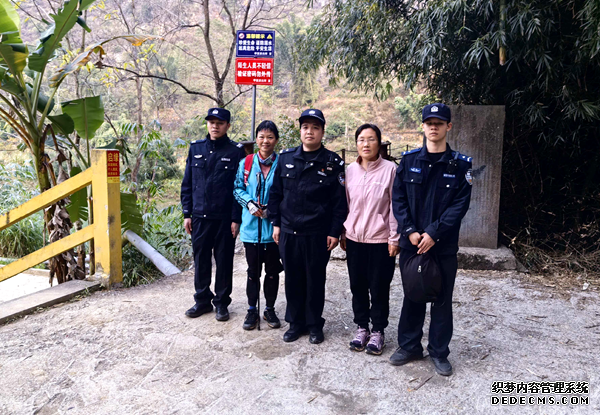 民警成功将被困候鸟人带回山脚。