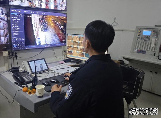 派出所民警正在通过AI摄像头定位走失老人位置。柳州电信供图
