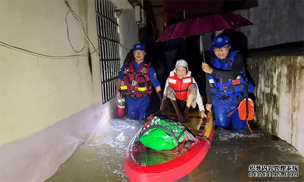 钦州市蓝天应急救援中心深夜协助转移受灾群众