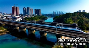 复兴号驶过桂林市灵川县灵岩风雨桥
