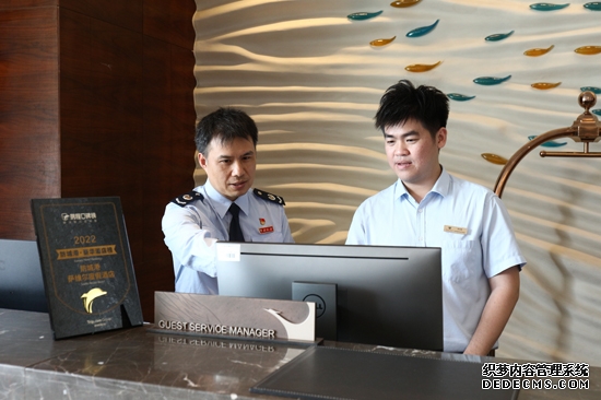 防城港市防城区税务局税宣团队成员指导酒店会计人员进行电子税务局发票额度调整申请。