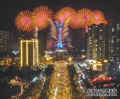 浏阳烟花璀璨绽放。彭红霞摄
