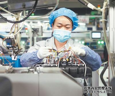 慈溪一家小家电企业员工在赶制订单。章勇涛摄