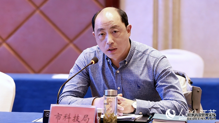 镇江市科技局副局长张松在活动现场发言。人民网 梁明摄