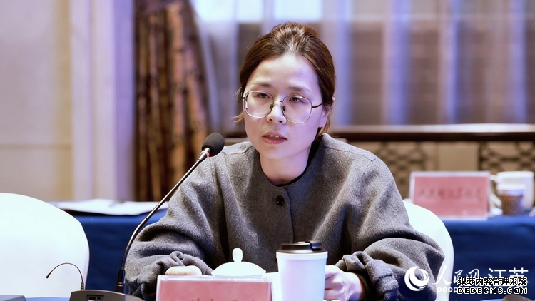 江苏新通达电子科技股份有限公司办公室主任朱晓双在活动现场发言。人民网 梁明摄