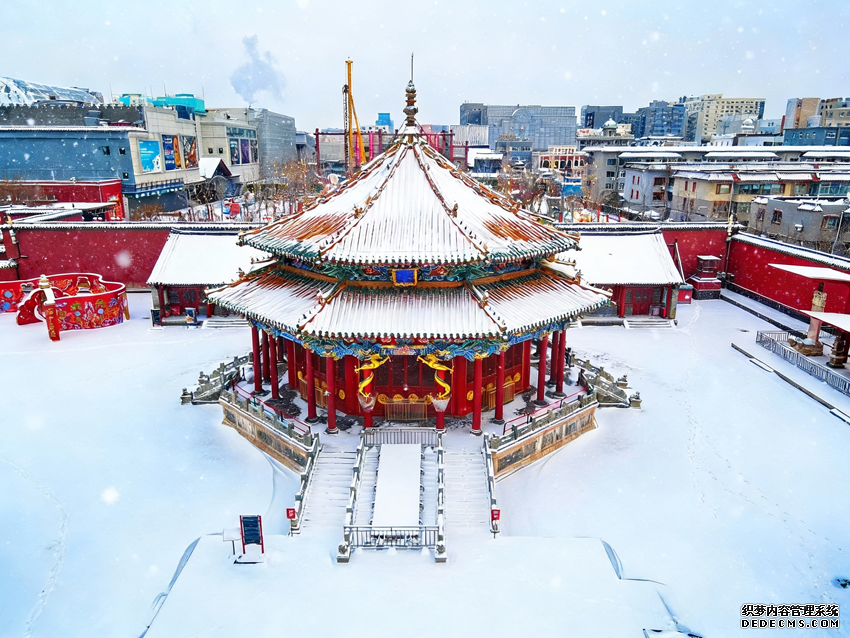 沈阳故宫：红墙映雪