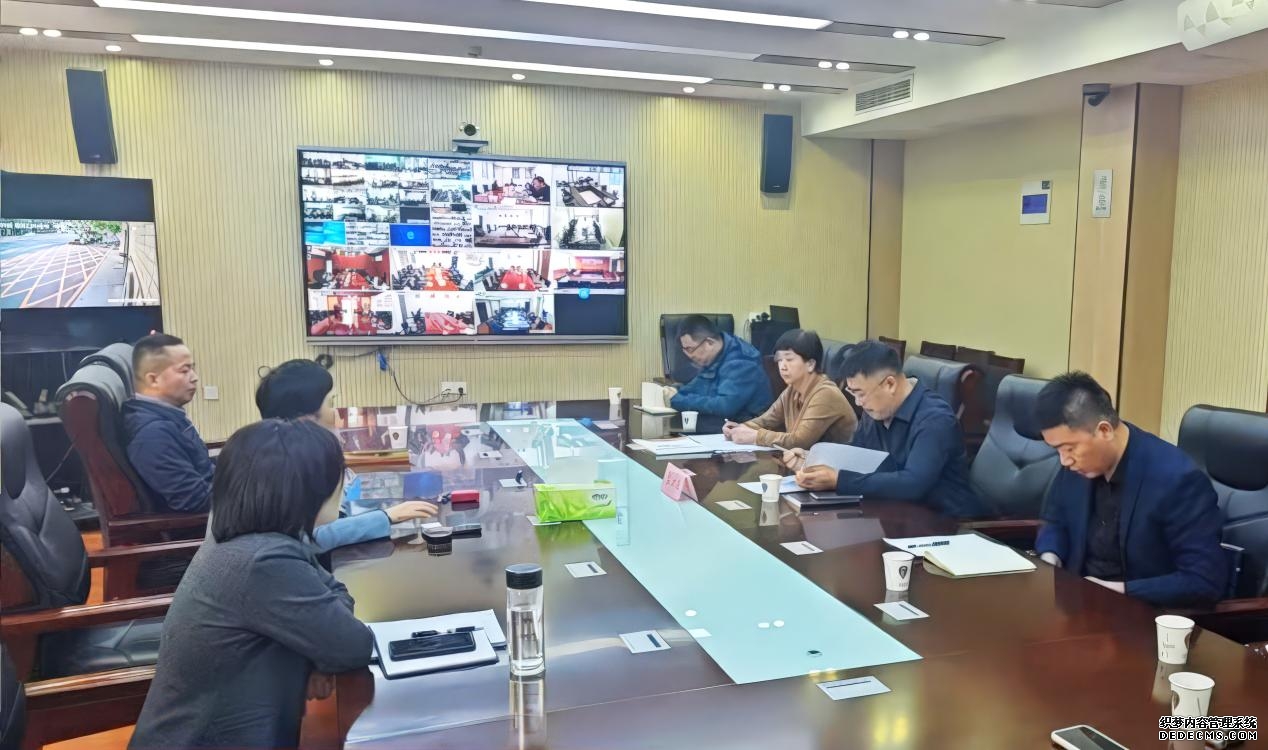 召开会议研究小区供暖问题。菏泽市信访局供图