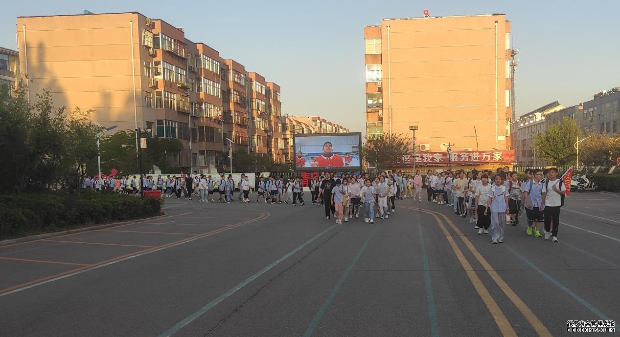 学校下午放学时间采纳网友建议,道路拥堵得到缓解。济南市信访局供图