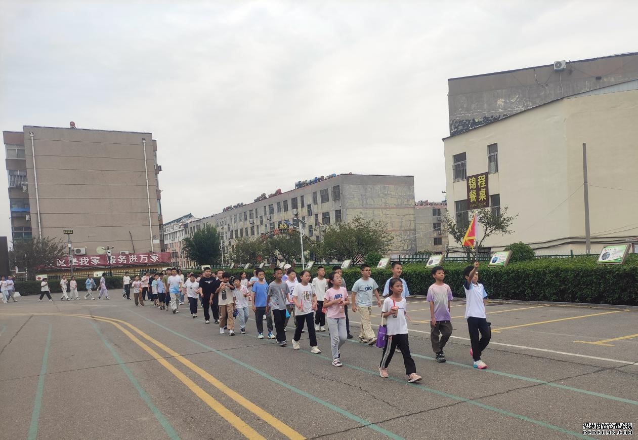 学校实行错峰放学后,中午放学,学生们有序离开学校。济南市信访局供图