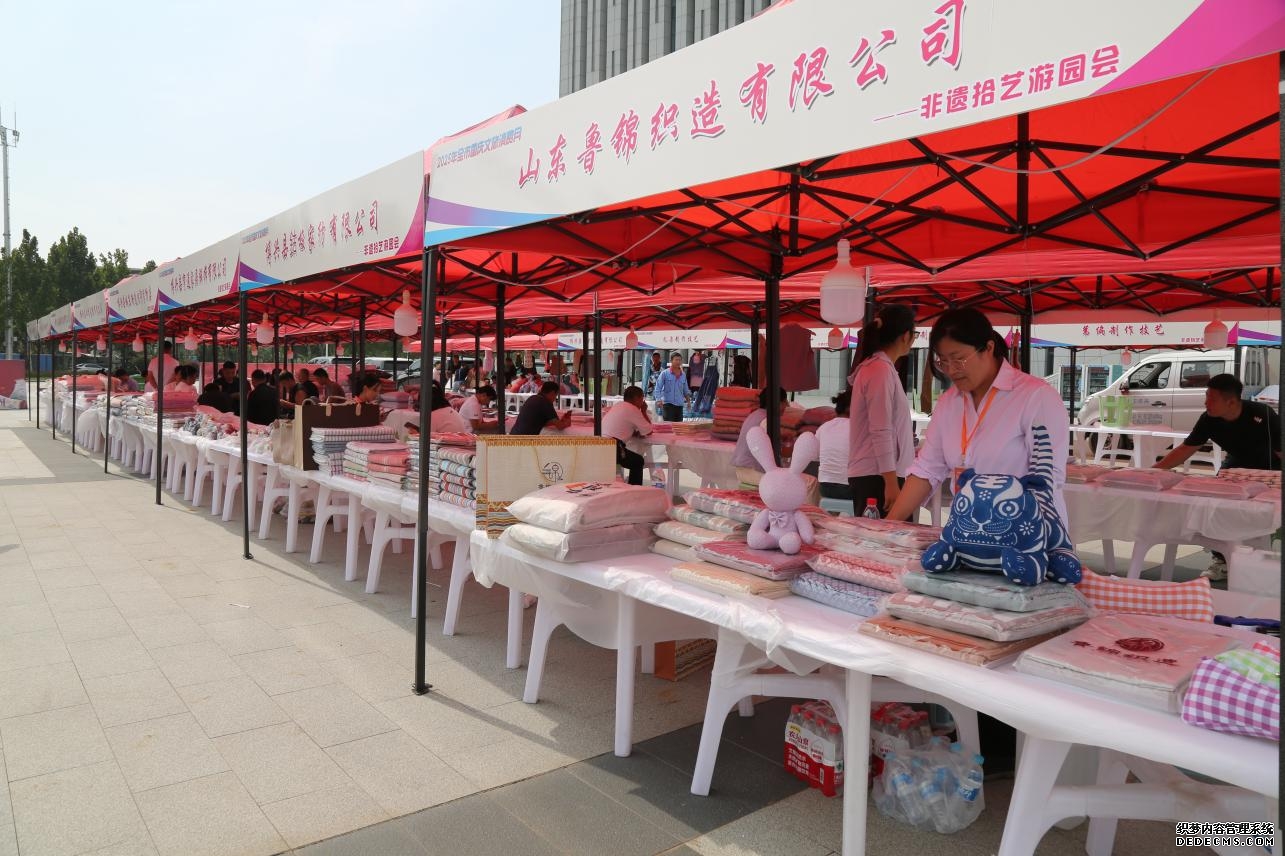 2025年10月1日,博兴老粗布协会会员单位参加2025年全市国庆文旅消费月暨“鲁锦新韵·非遗焕彩”非遗游园会&老粗布时尚盛典活动