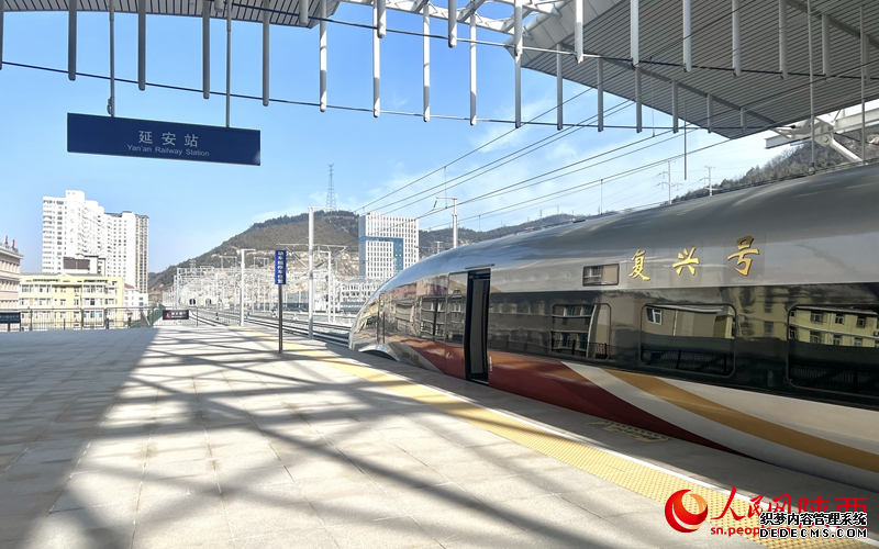 C9312次复兴号列车抵达延安站。人民网记者 邓楠摄