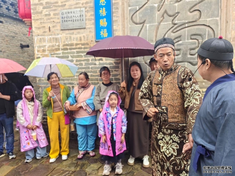 沉浸式情景剧《西哨门》与游客见面。受访者供图